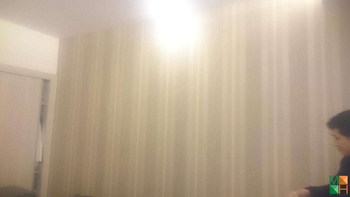 thi-cong-giay-dan-tuong-van-soc-tai-nha-chi-dung-2402-toa-Diamond (1)